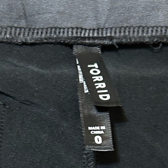 Torrid Studio Slim Fix Black Faux Leather & Premium Ponte Pull-On Pixie Pant Sz0 - Picture 3 of 4